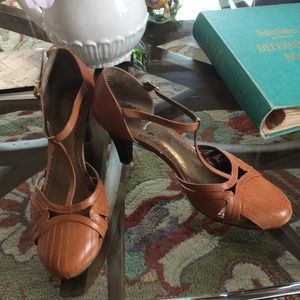 T-strap vintage inspired pump